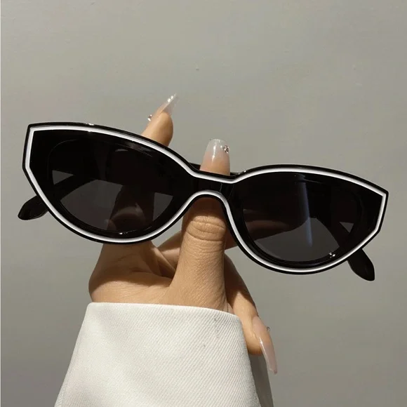 Funky Black & White Cat Eye Oval Shaped Sunglasses w Dark Grey Lens OS New - Picture 3 of 9